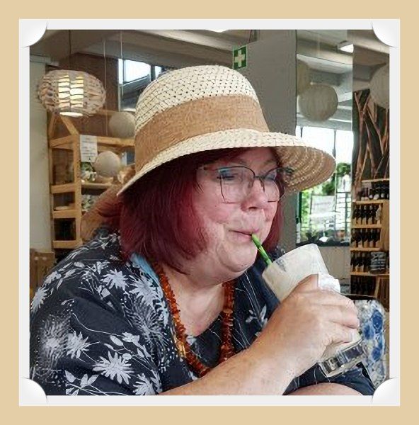 Strohhut mit beigem Band