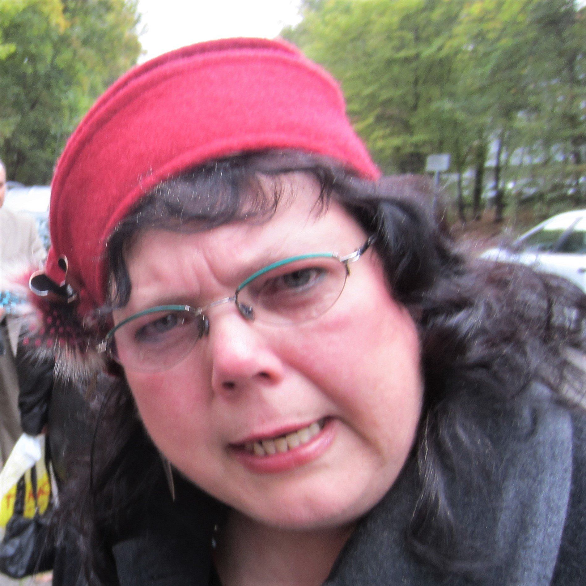 ein Portrait von mir, dunkle Haare, roten Filzhut Photo Britta Ogasahara©