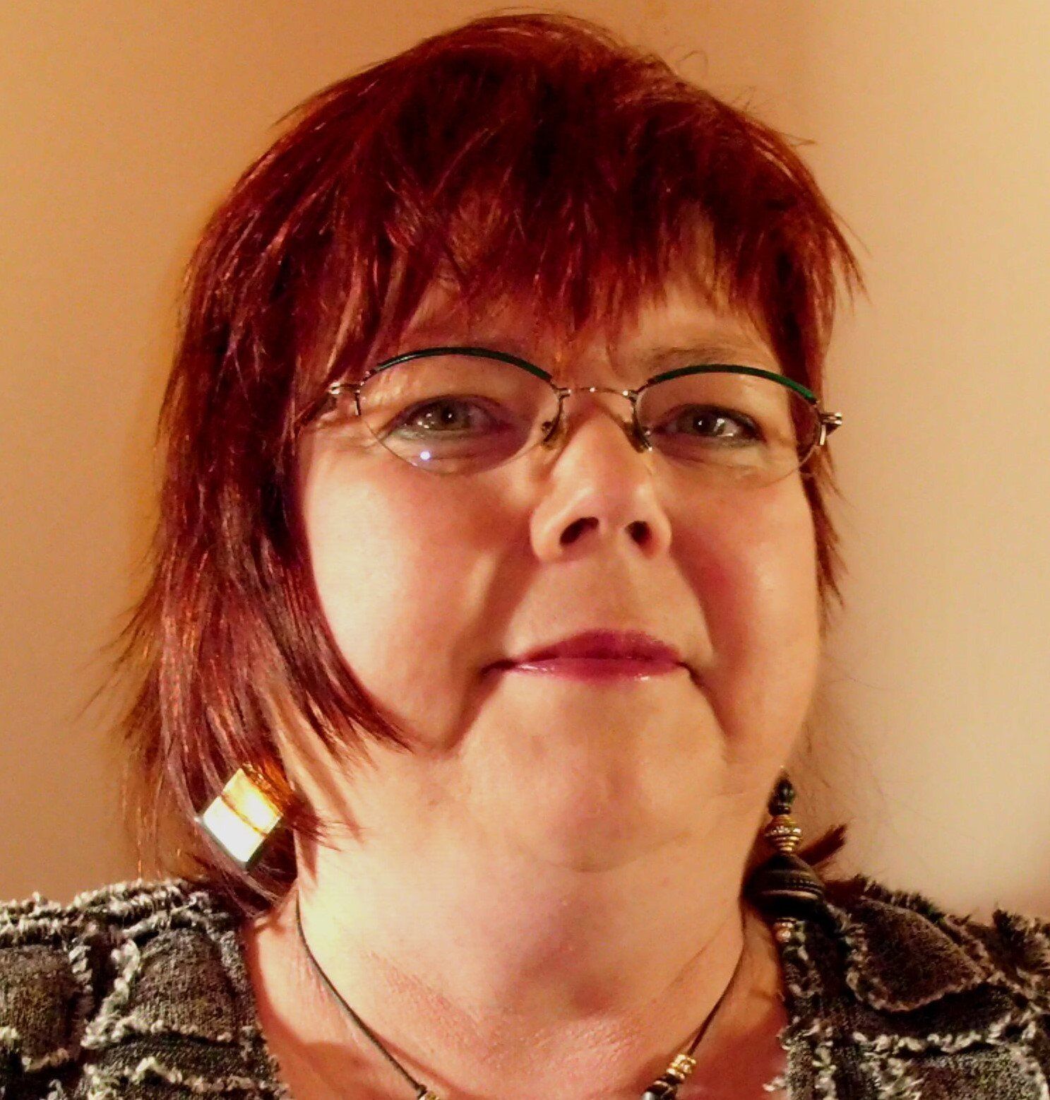 in normaler Kleidung, rote Haare, asymmetrischer Haarschnitt,