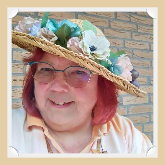 Sommerhut aus Stroh mit hellblauen und rosa Rosen,