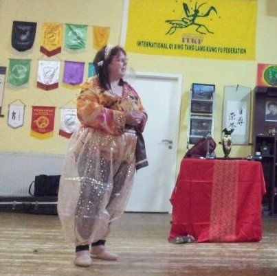 reich verzierte Bluse, orientalisch wirkende Ohrringe, langes braunes Haar, Portaitfoto,