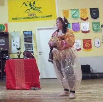 Scheherazade, arabisch anmutendes Kostüm,rosa Kostüm reich mit Edelsteinen verziert, durchsichtige Hose, Stirnband