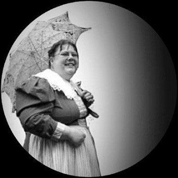 Frau mit Schirm; Kleid mit Schürze;