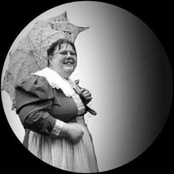 Alle Rechte vorbehalten | Britta Ogasahara Frau mit Schirm; Kleid mit Schürze;