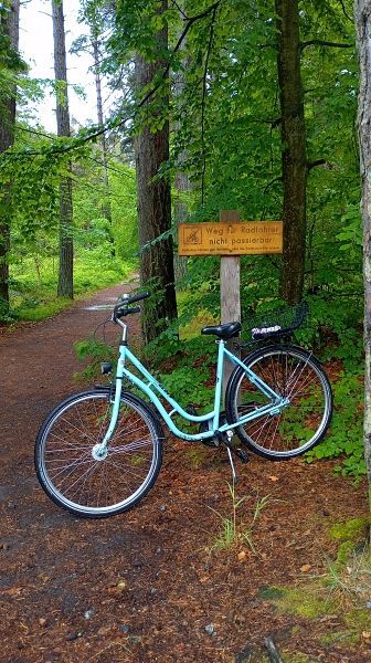 Das Rad seht an dem Pfeiler mit dem Verbotsschild