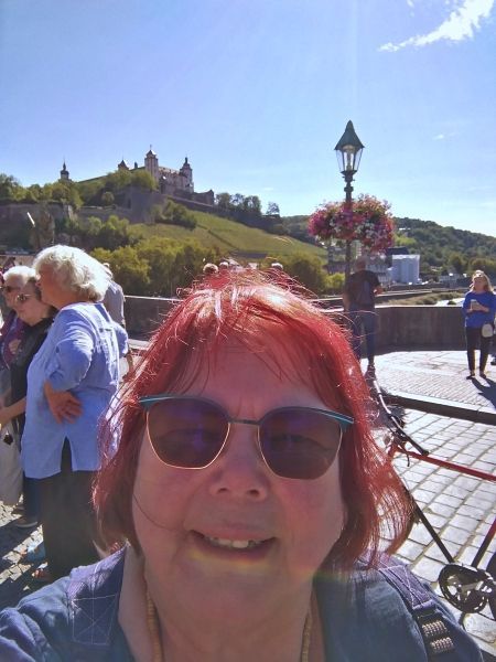 Ein Selfie mit der Marienburg im Hintergrund auf der Brück, Foto: Ein Selfie mit der Marienburg im Hintergrund auf der Brück; Foto ©Britta Ogasahara