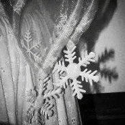 vorhang-ausschnitt-li, gerafft durch eine Eiskristall-Bordüre