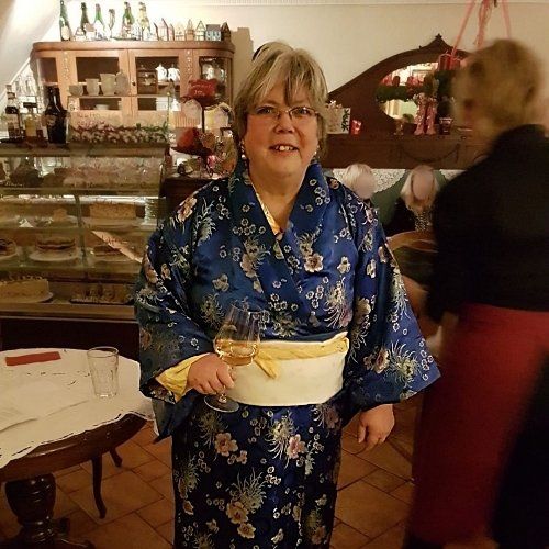 Auftrittsort: Café Törtchen, Foto ©Britta Ogasahara Frau in blauem Kimono, Auftrittsort: Café Törtchen, Foto ©Britta Ogasahara