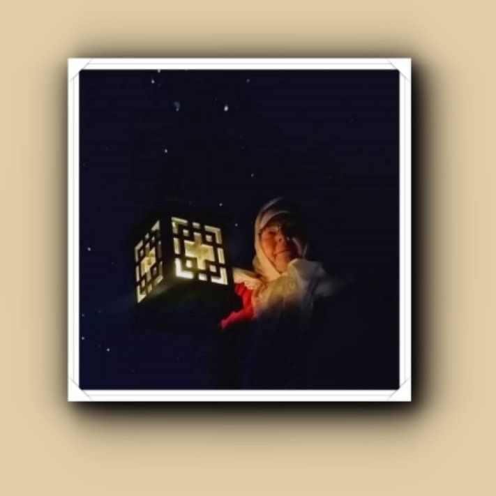 Rotes Winterkostüm, weißer Kragen, weißes Kopftuch, in der Hand eine Laterne, ©Romke Srevenik, Bearbeitet, Britta Ogasahara