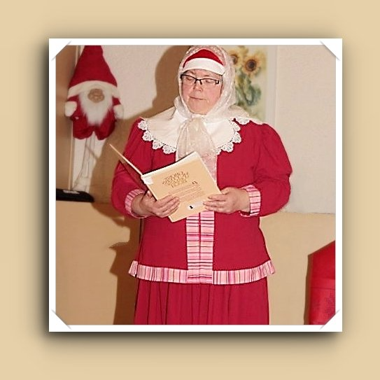 Rotes Winterkostüm, weißer Kragen, weißes Kopftuch, in der Hand ein Märchenbuch, Foto ©Gerhild Hustädt
