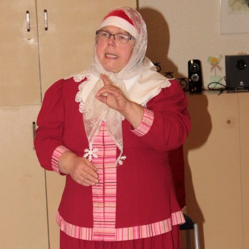Adventskaffee SOVD Bremen,
rotes Kostüm, weiße Schürze, breiter weißer Kragen, weißes Kopftuch, freies Sprechen,