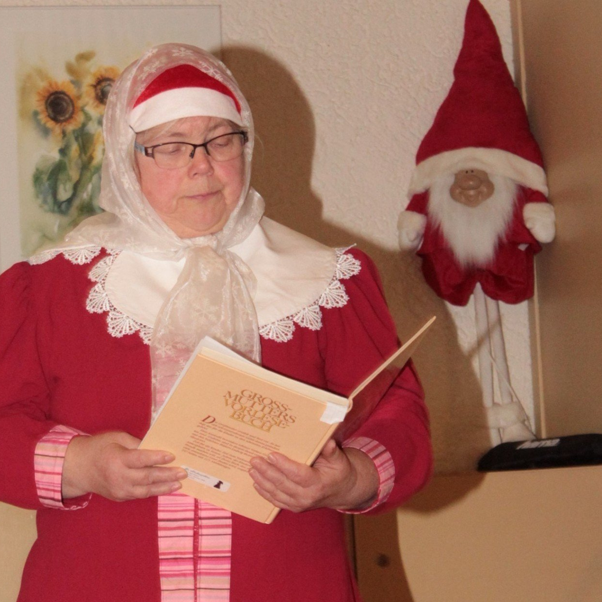 Adventskaffee SOVD Bremen,
rotes Kostüm, weiße Schürze, breiter weißer Kragen, weißes Kopftuch, vortragen eines Gedichts,