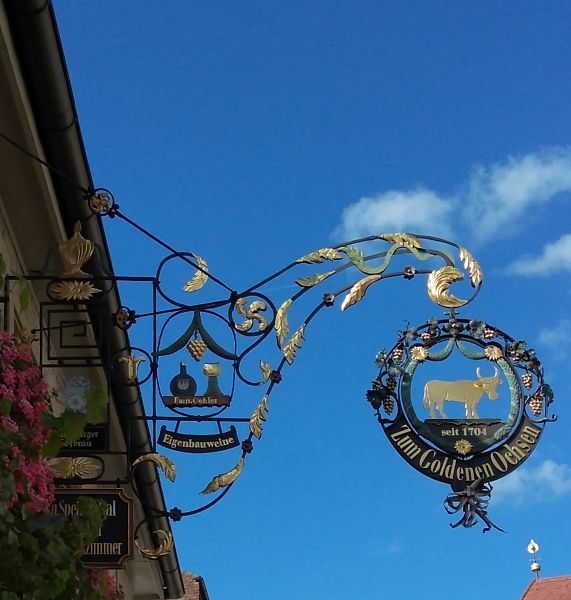 Foto: Schmiedeeisernes Namensschild, das größte Restaurant an der Hauptstraße, zum goldenen Ochsen; Foto ©Britta Ogasahara