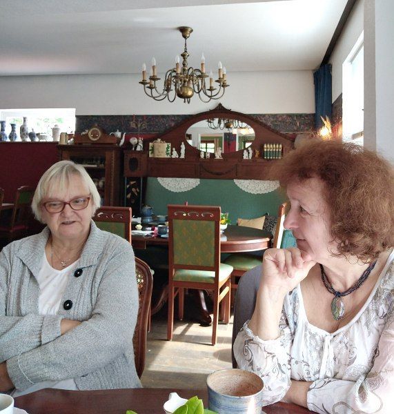 Klönschnack bei Kaffee und Kuchen, Foto ©Britta Ogasahara Foto: 2 Frauen im Café Törtchen in Bremen, Klönschnack bei Kaffee und Kuchen; Foto ©Britta Ogasahara