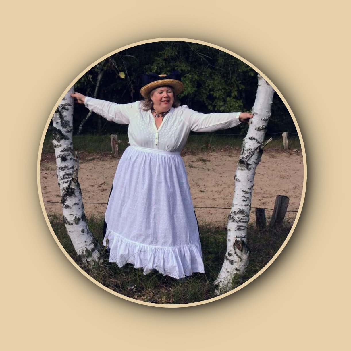 Die Märchenerzählerin Britta Ogasahara steht zwischen 2 Birken, Foto: Die Märchenerzählerin Britta Ogasahara steht zwischen 2 Birken; Foto ©Britta Ogasahara