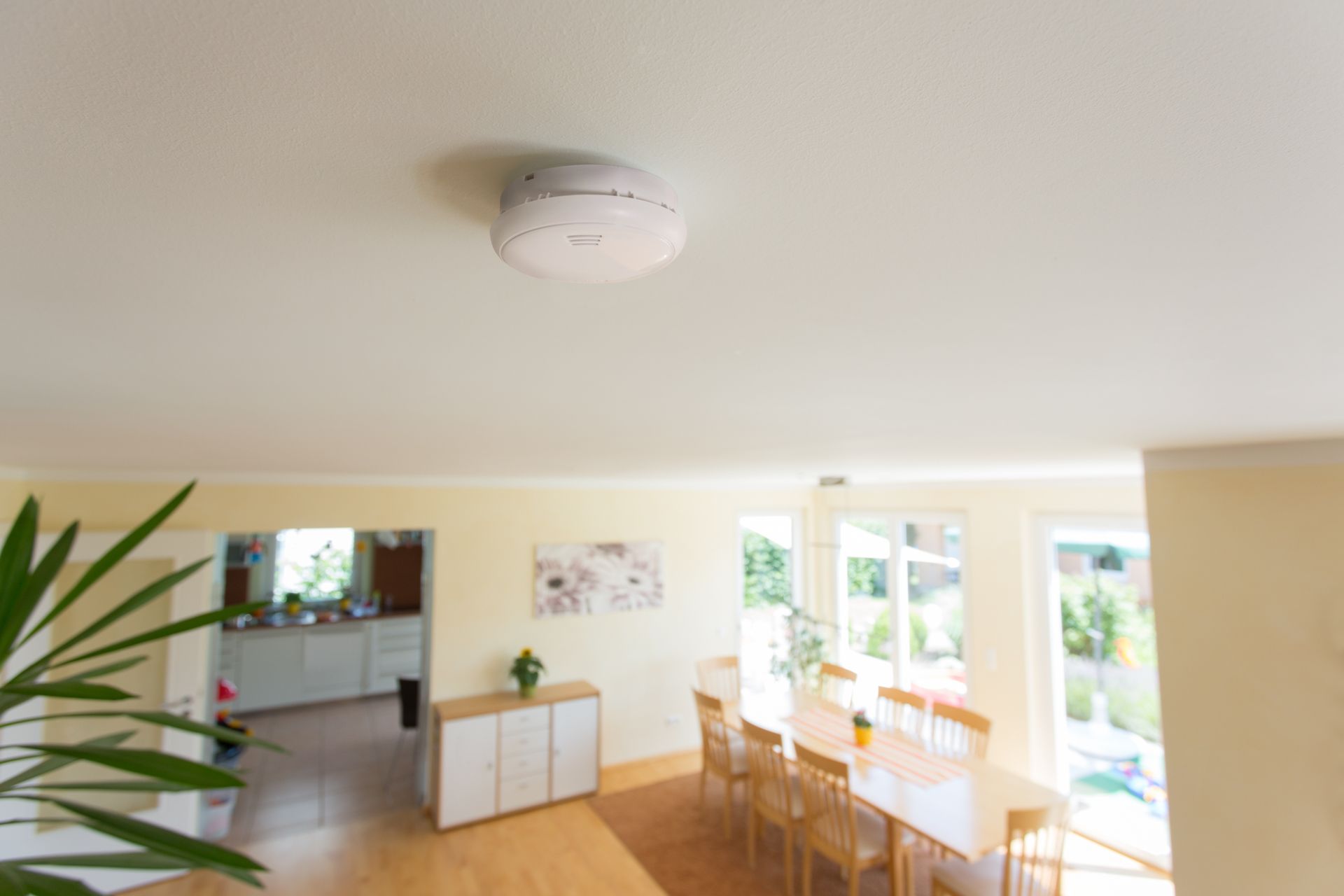 Montage von geprüften Rauchmeldern in einem Neubaugebiet in Bremen-Arsten.