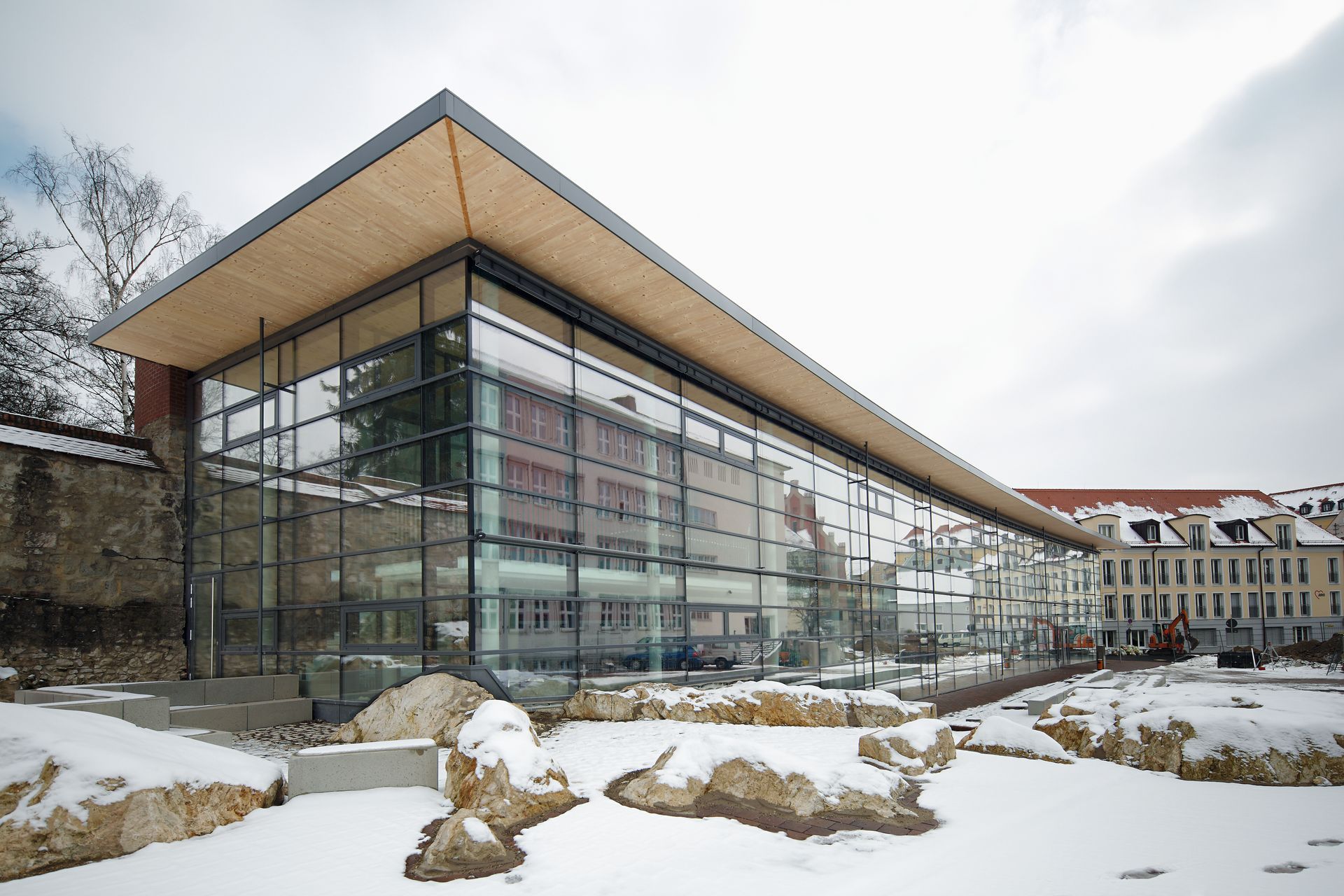 Überwachungskameras an der Fassade eines Bremer Geschäfts als Schutz vor Einbrüchen.