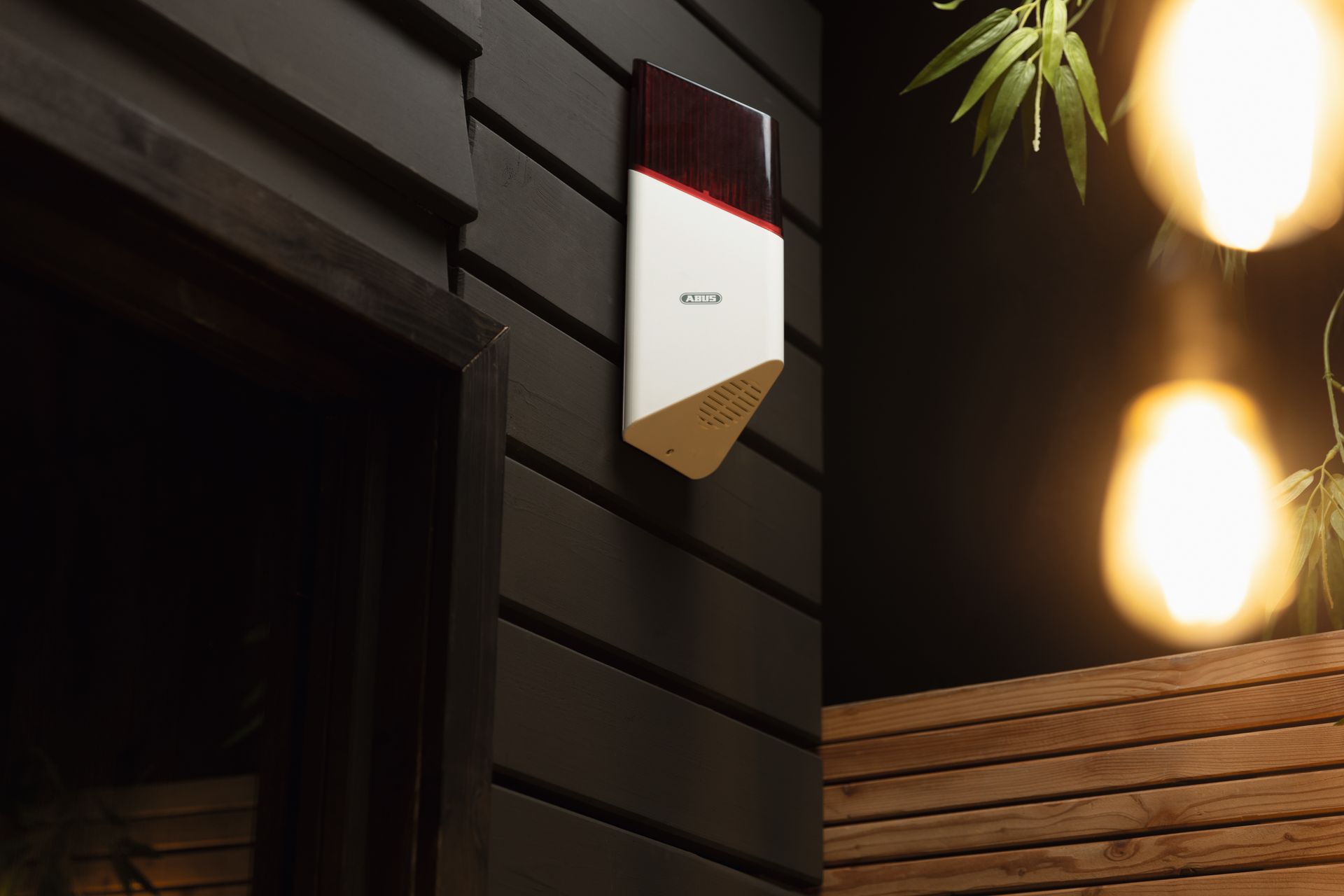 Hausfassade mit installierter Außensirene zur Abschreckung von Einbrechern