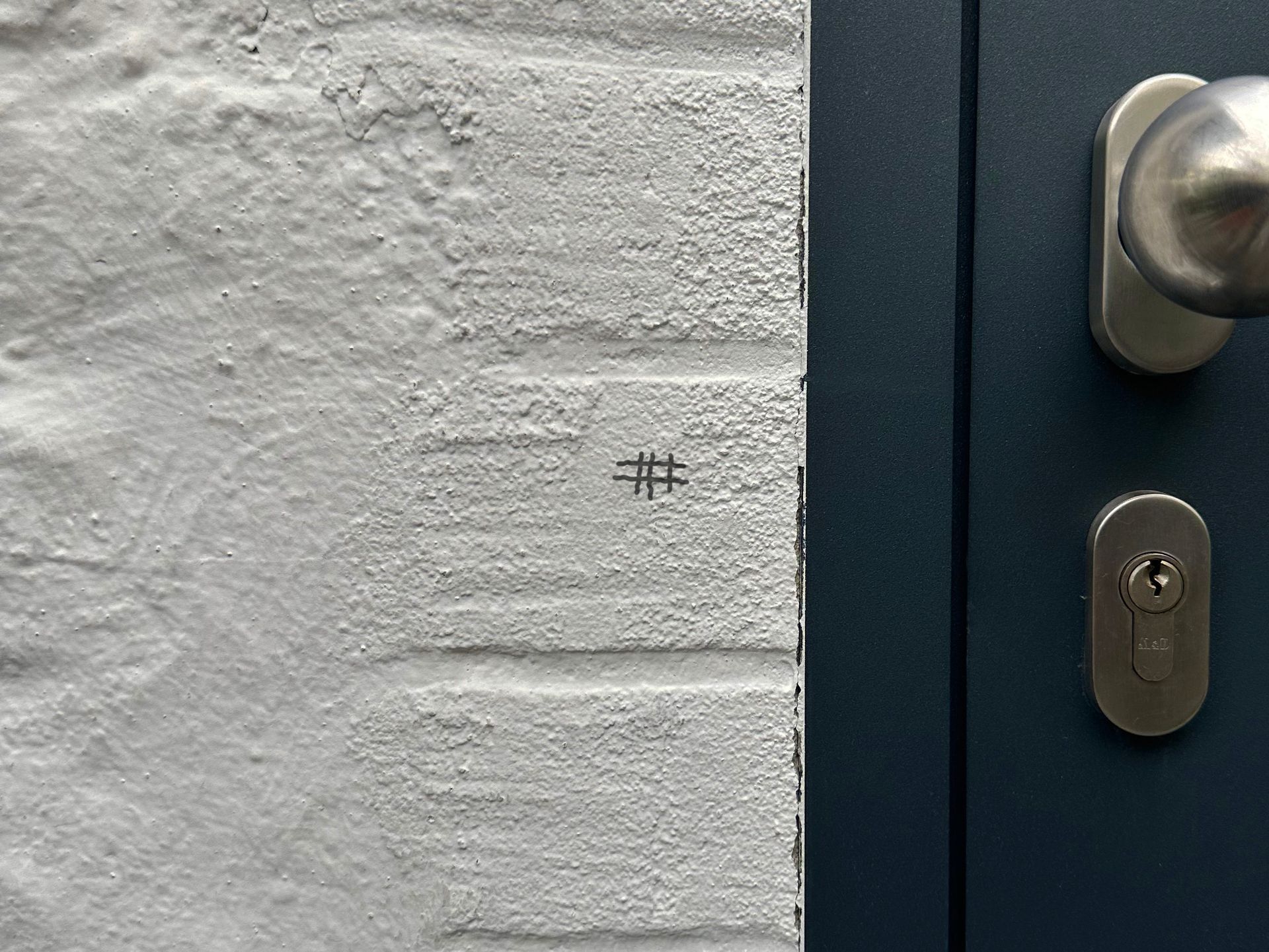 Einbruchhemmende Tür mit Schutzbeschlag und Panzerriegel – mechanische Sicherheit.