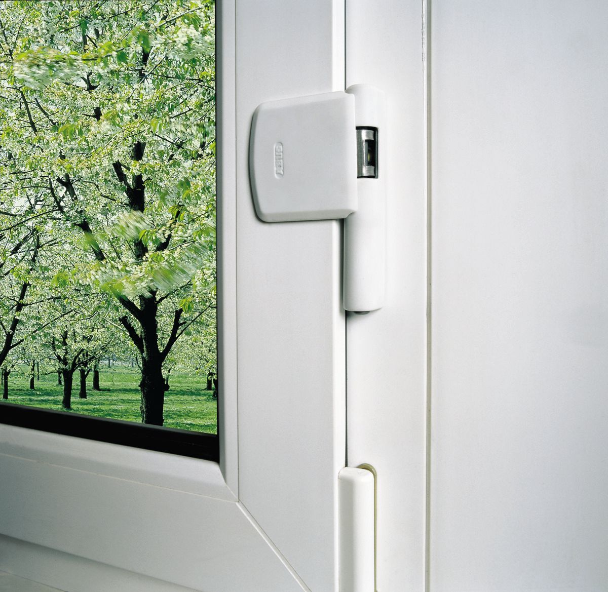 Installation von Fenstersicherungen durch Schlegel Sicherheitstechnik in Bremen.