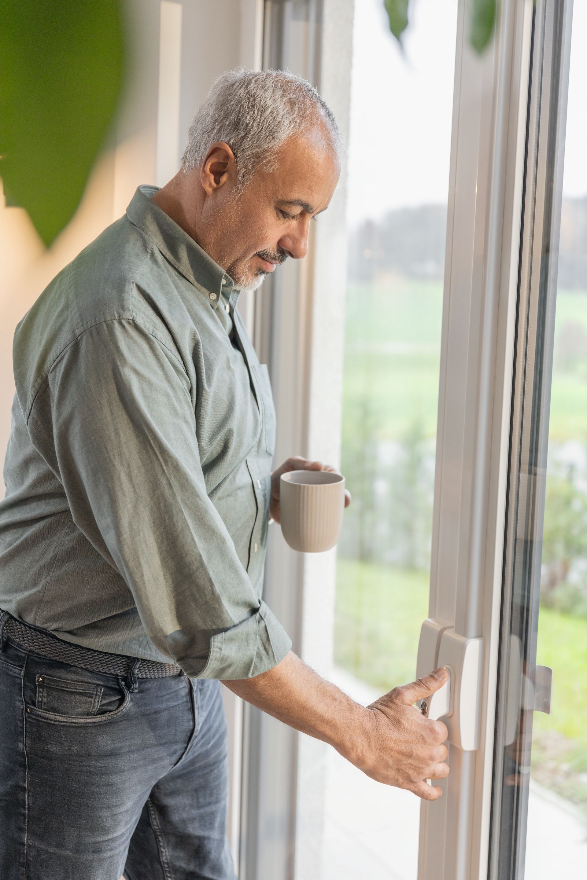 Abus FO 400 Fenstergriff-Sicherung montiert an einem Fenster.