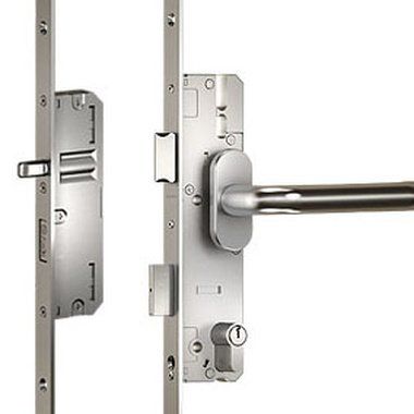 Ein modernes Einsteckschloss mit Automatikverriegelung in einer Haustür installiert.