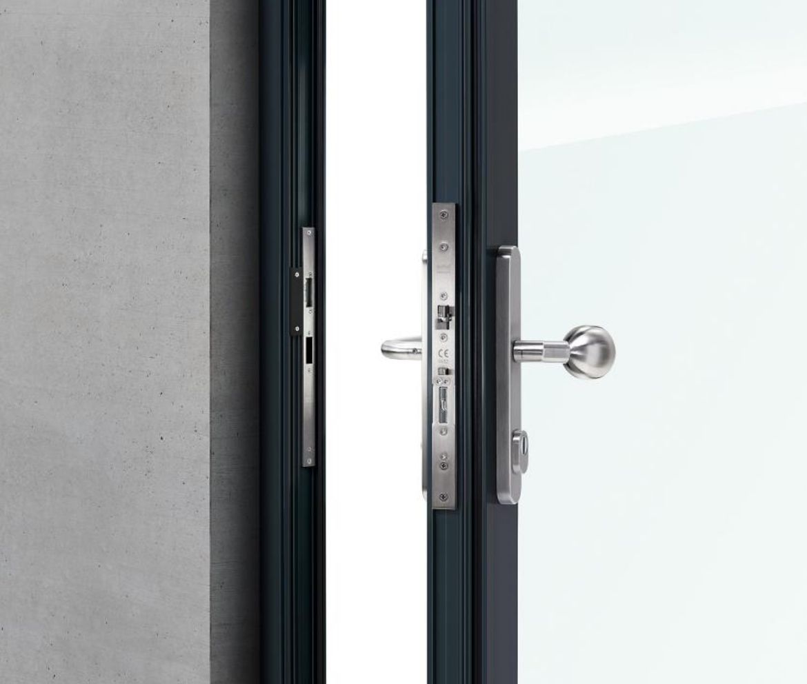 Darstellung eines Mediatorschlosses mit automatisch verriegelnder Mehrpunktverriegelung an einer Hauseingangstür in einem Bremer Mehrfamilienhaus.