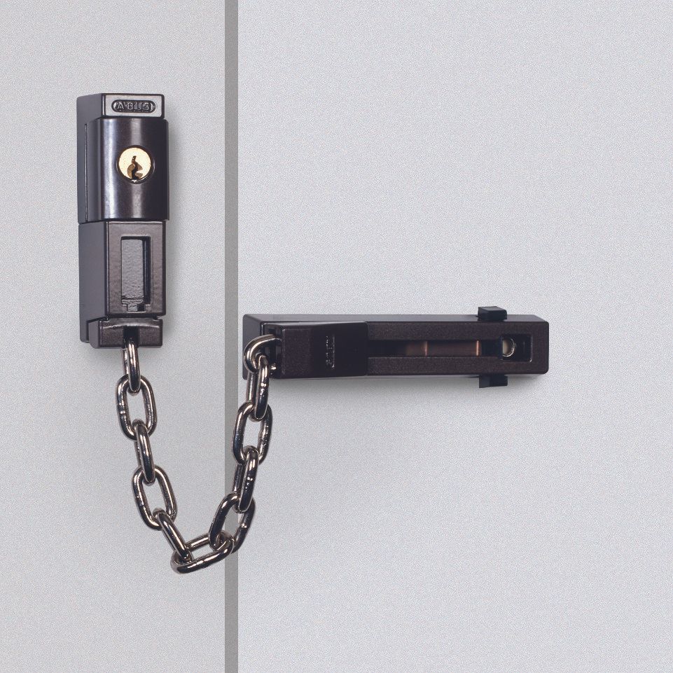 Türkette an einer Haustür montiert – einfache Sicherheitslösung für kurzfristigen Schutz.