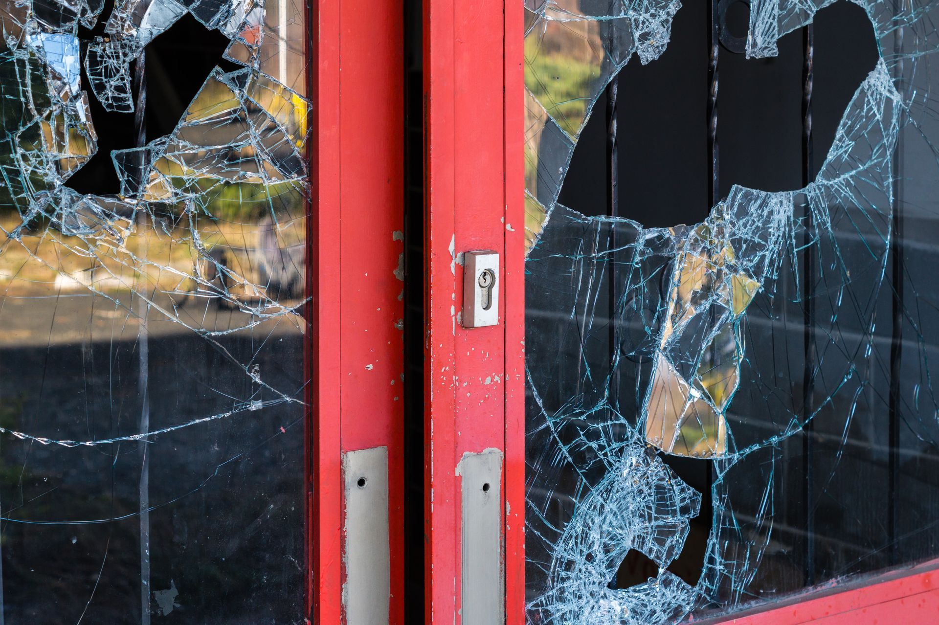 Spuren eines Einbruchs an einer Tür in Bremen-Schwachhausen