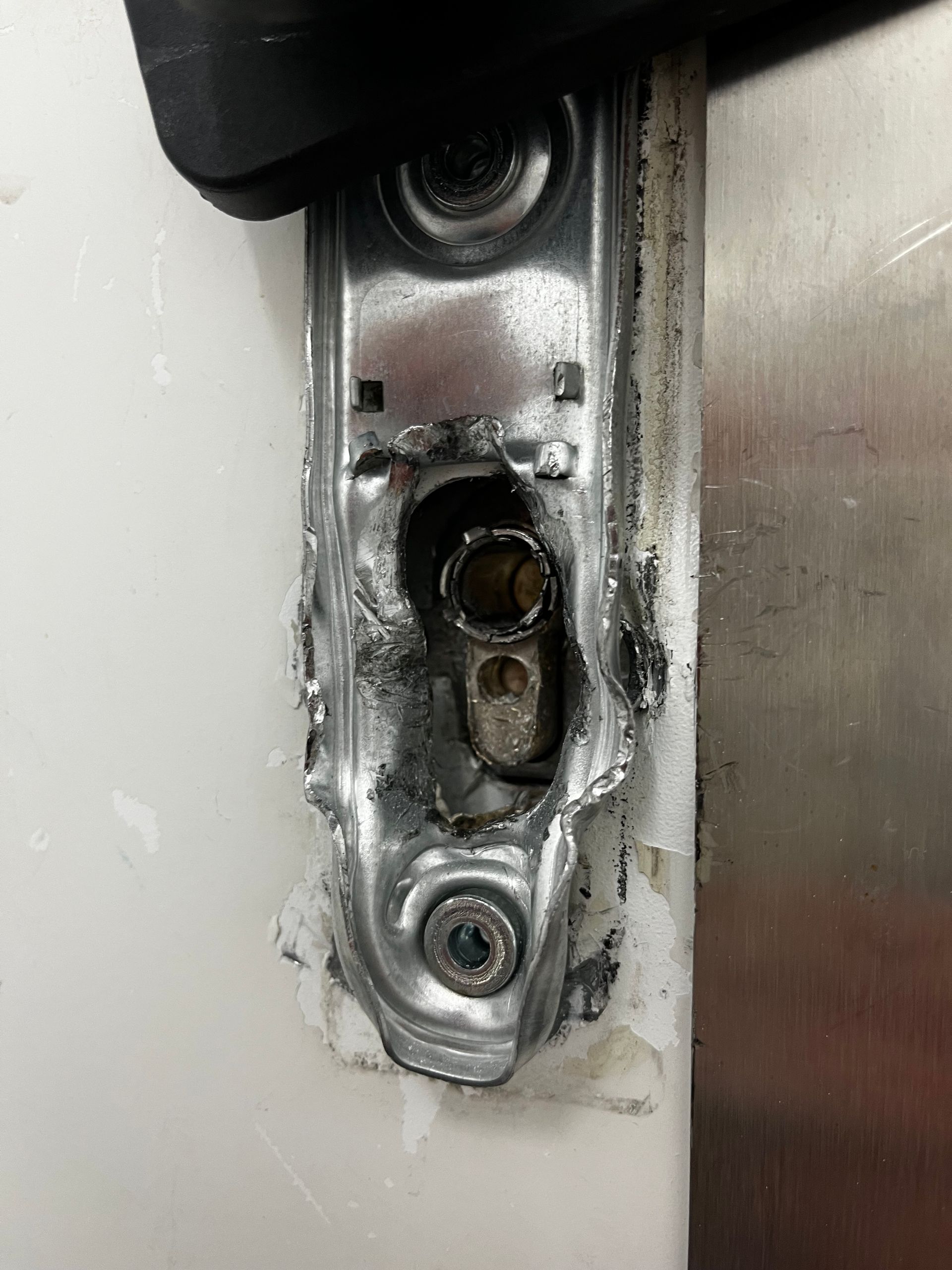 Deutlich sichtbare Beschädigungen am elektronischen Schließzylinder nach einem fehlgeschlagenen Einbruchversuch in Bremen.