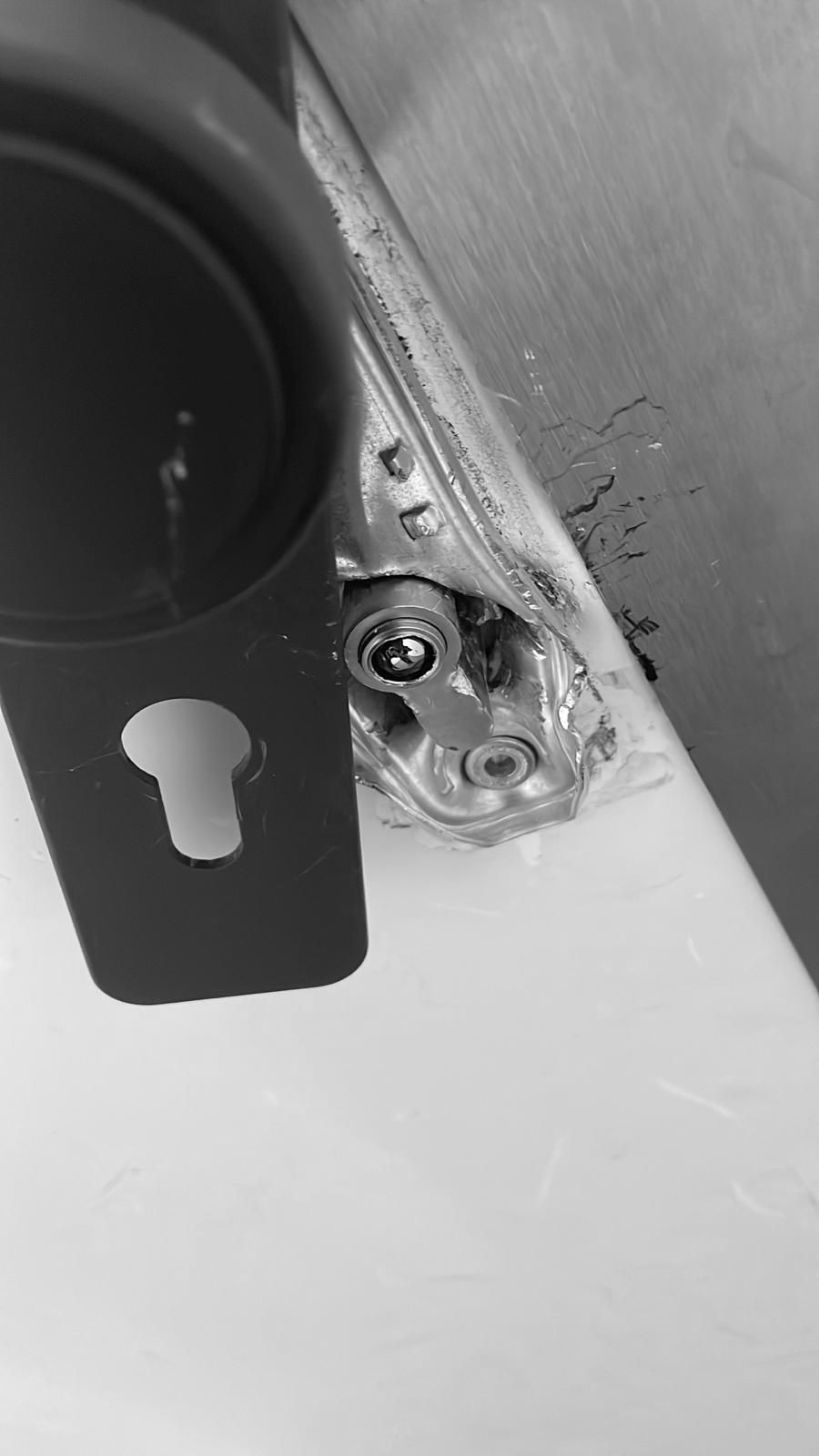 Deutlich sichtbare Beschädigungen am elektronischen Schließzylinder nach einem fehlgeschlagenen Einb