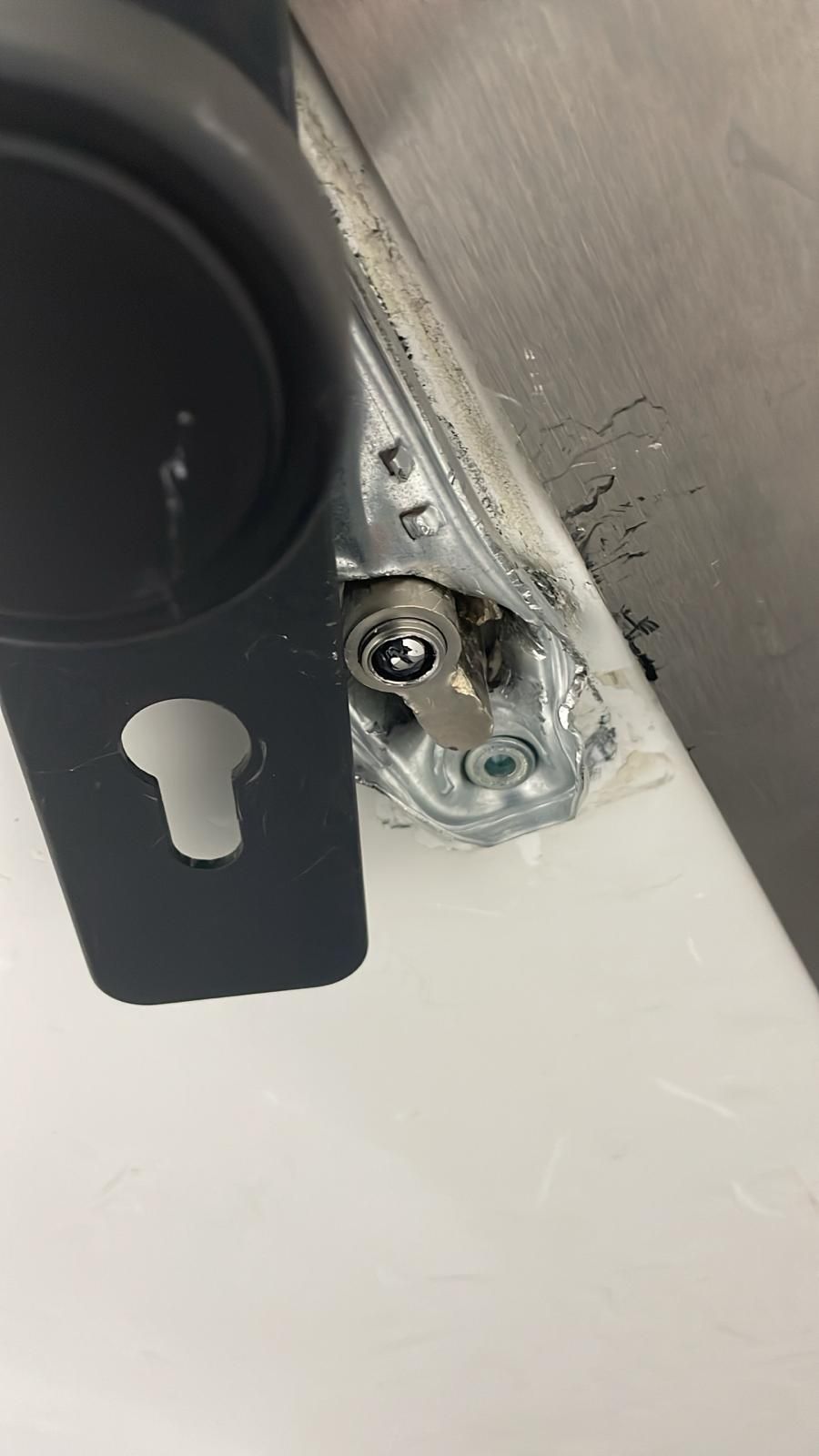 Ein elektronischer Schließzylinder der Firma Schlegel Sicherheitstechnik hält einem Einbruchsversuch stand