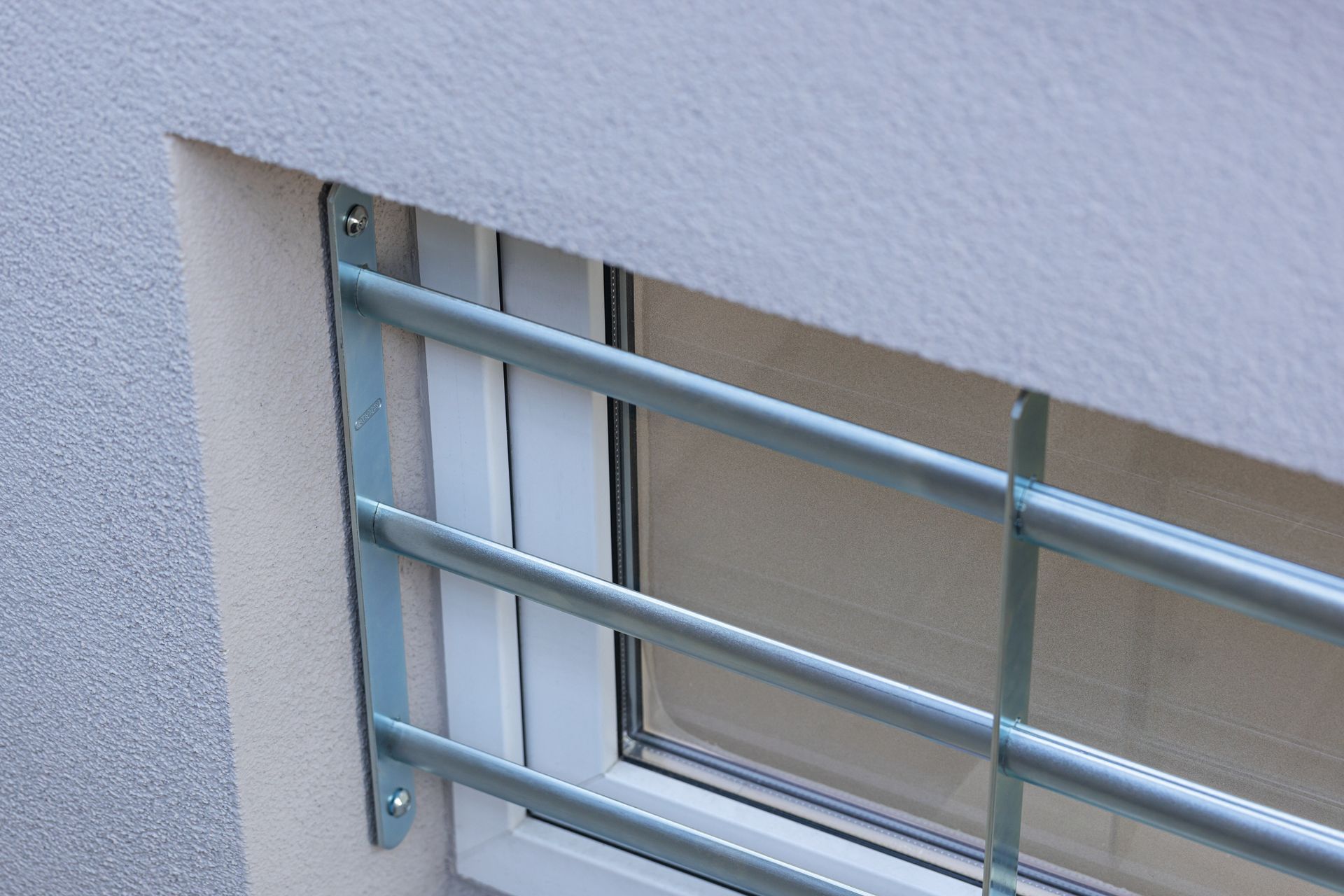 Stabile Fenstergitter an einem Kellerfenster in Bremen.