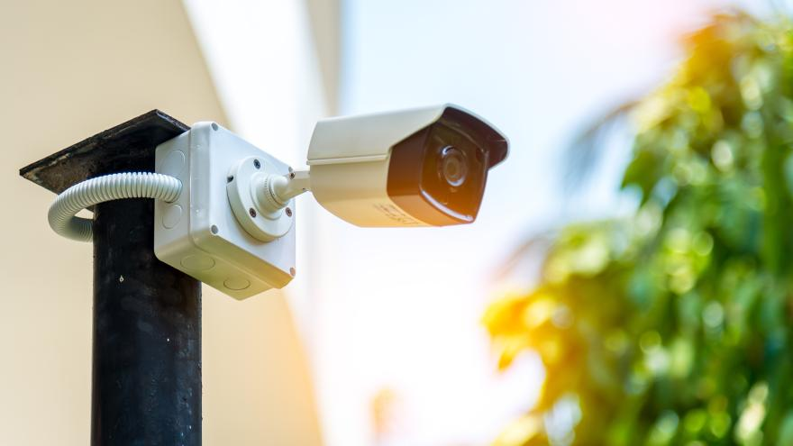 Sicherheitstechniker in Bremen prüft die Funktionsfähigkeit einer Alarmanlage im Wohnhaus.