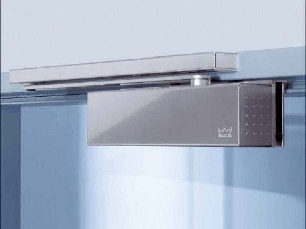 Türschließer an einer Eingangstür in einem Mehrfamilienhaus in Bremen.