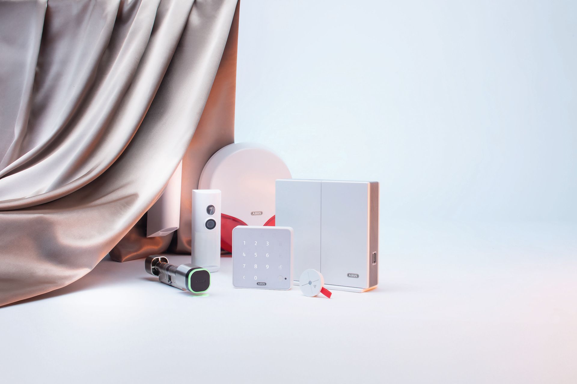 Moderne Alarmanlage mit Bewegungsmelder und Sensoren.