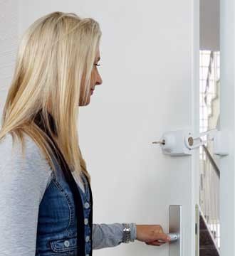 Tür-Zusatzschloss in einer Eingangstür eines Einfamilienhauses in Delmenhorst – für mehr Sicherheit.