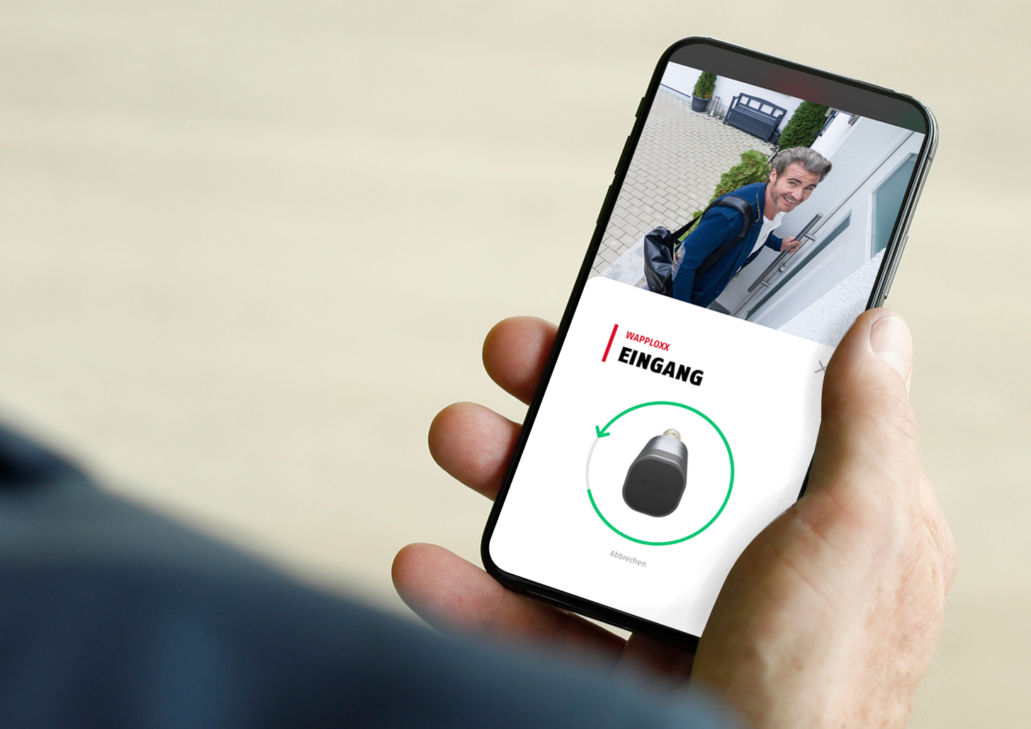 Smartphone mit wAppLoxx-App, Kamerabild und Schaltfläche zur Türfreigabe