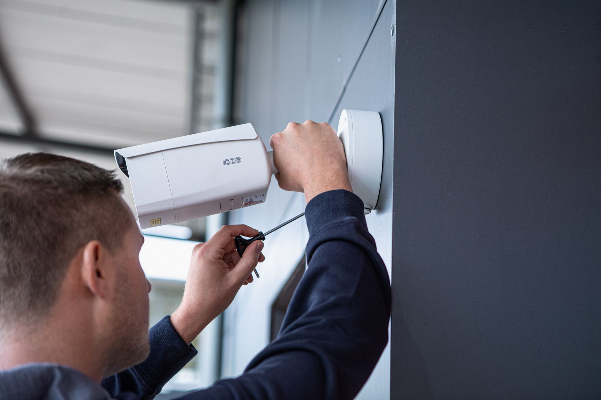 Fachmann bei der Installation einer Sicherheitseinrichtung.