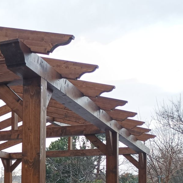 Detalle de travesaños superiores en una pérgola clásica