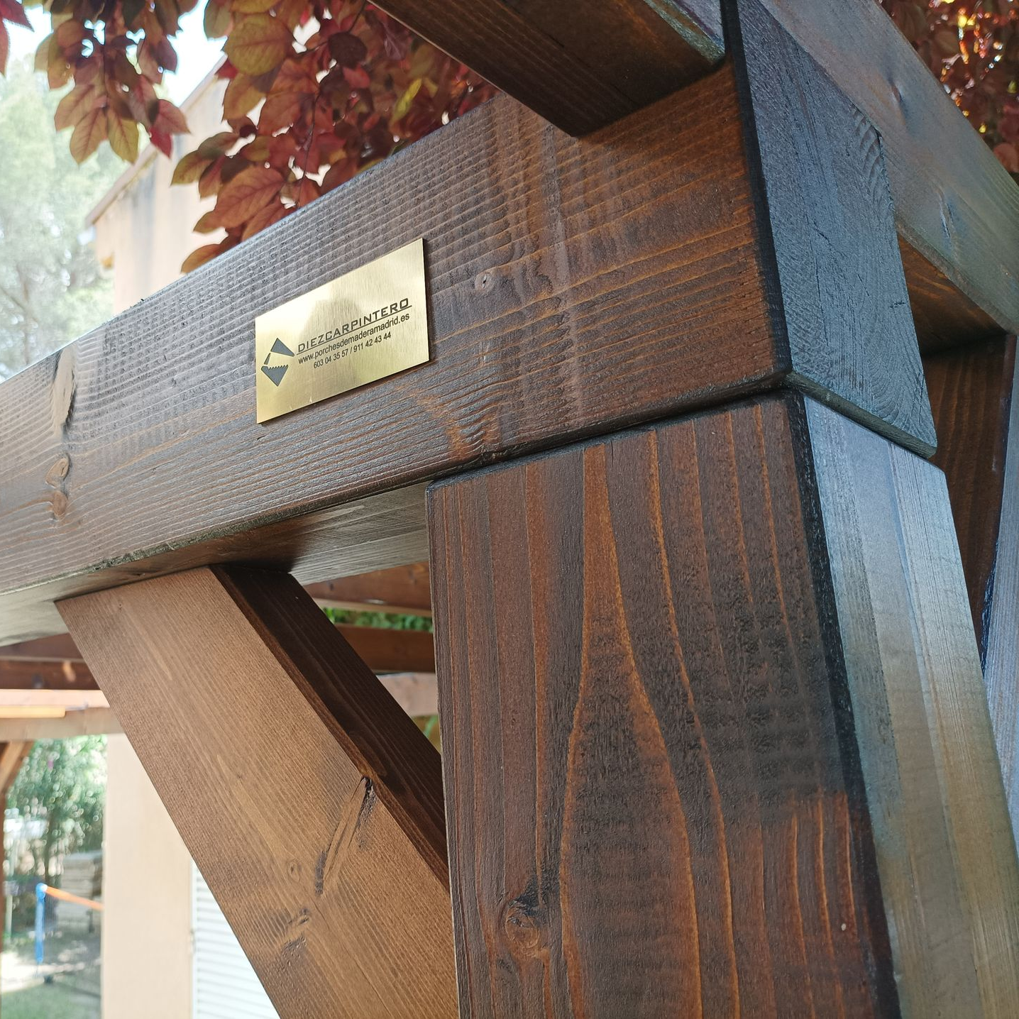 Pérgola exterior protegida con lasur en tono natural