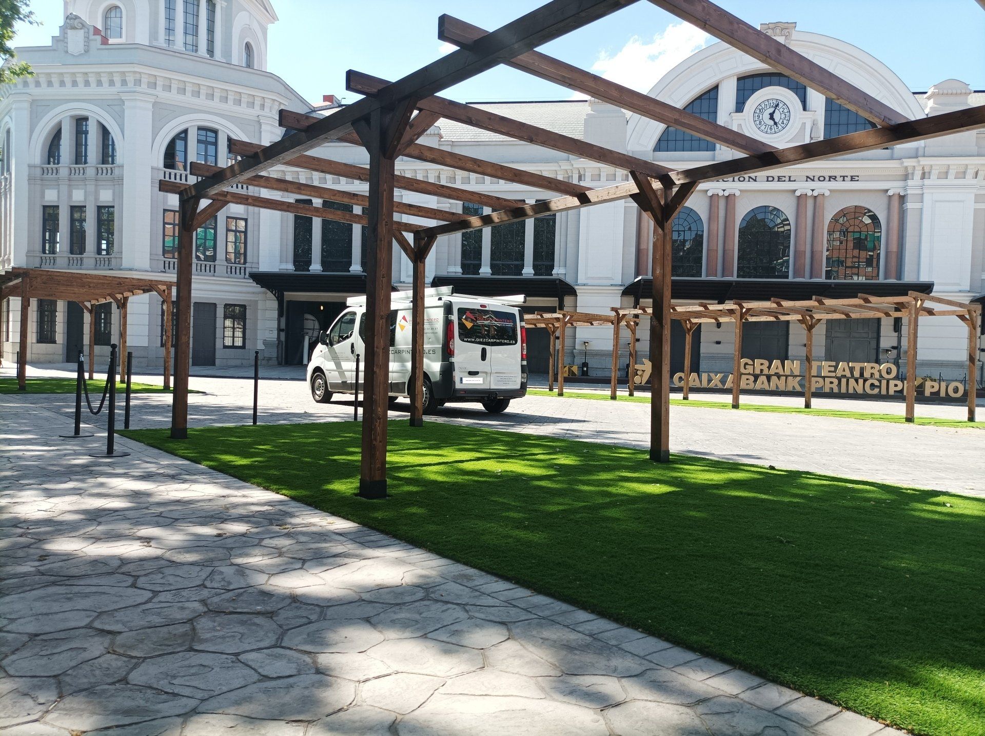 Pérgola de madera clásica tradicional en Madrid