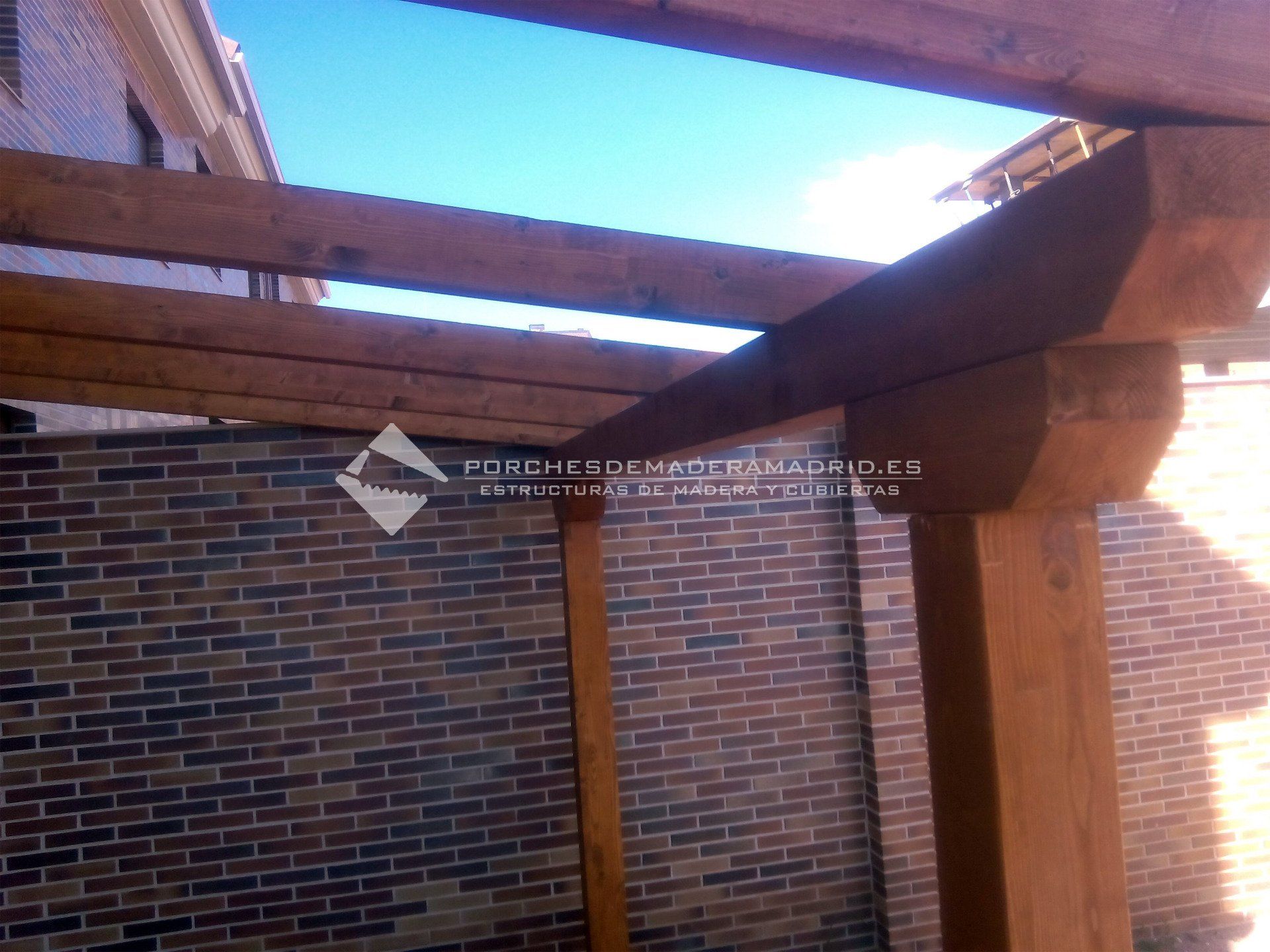 Pérgola de madera clásica tradicional en Madrid