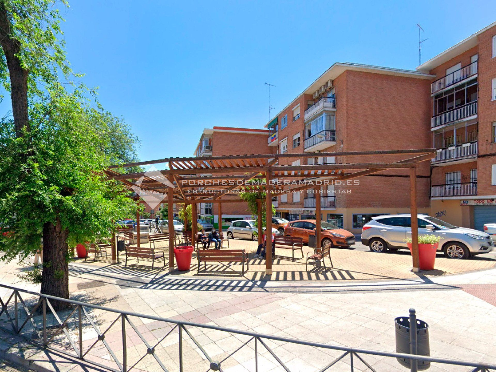 pergola de madera con lamas
