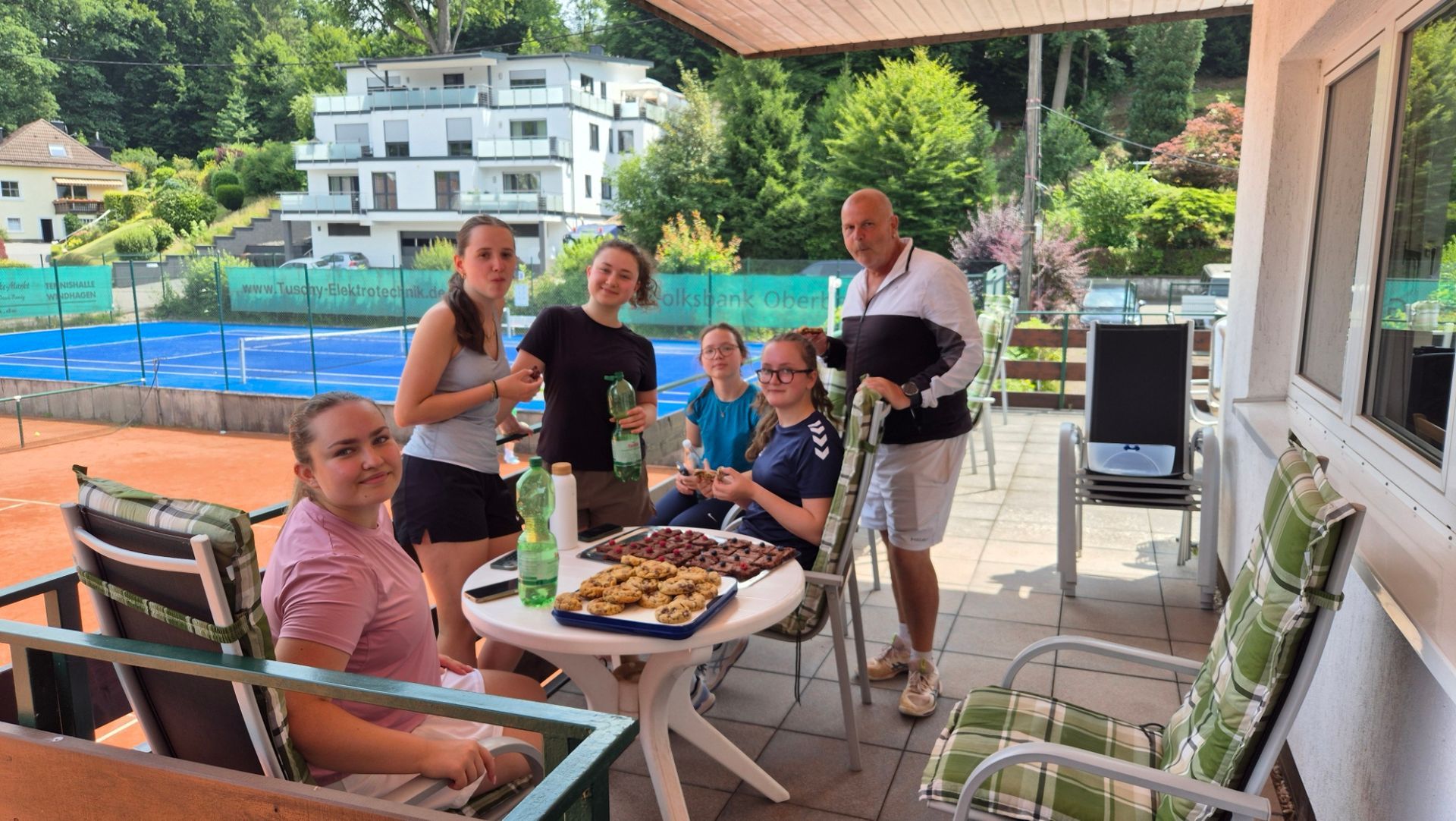 U15 steigt ungeschlagen in die 1. Kreisliga auf! Well Done?, unsere U15 Mädels steigen ungeschlagen in die 1. Kreisklasse auf???: Felicia Frantzen, Sofia Korotinski, * Emely Mao, Elisa Tscherkaschin, Lena Müllenschläder, Elisa Korotinski , *Anna Pieper, Anastasia Girjev, *Flora Pieper mit unserem Trainer Achim Schuld