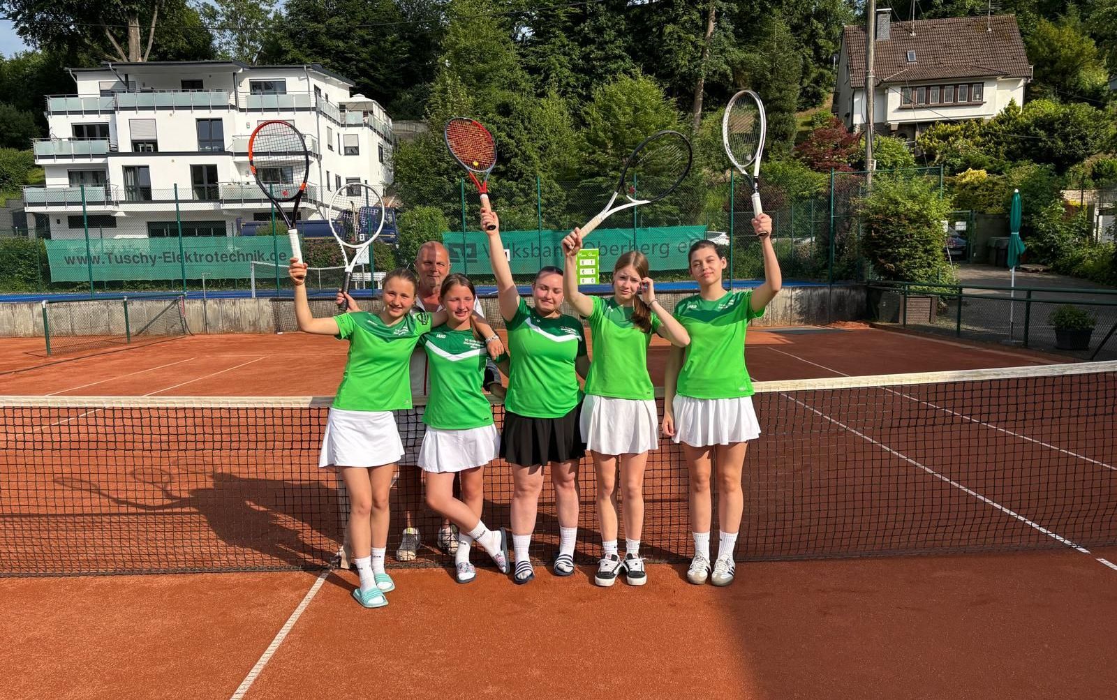 U15 steigt ungeschlagen in die 1. Kreisliga auf! Well Done?, unsere U15 Mädels steigen ungeschlagen in die 1. Kreisklasse auf???: Felicia Frantzen, Sofia Korotinski, * Emely Mao, Elisa Tscherkaschin, Lena Müllenschläder, Elisa Korotinski , *Anna Pieper, Anastasia Girjev, *Flora Pieper mit unserem Trainer Achim Schuld