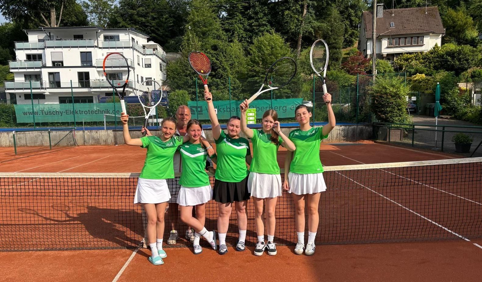 U15 steigt ungeschlagen in die 1. Kreisliga auf! Well Done?, unsere U15 Mädels steigen ungeschlagen in die 1. Kreisklasse auf???: Felicia Frantzen, Sofia Korotinski, * Emely Mao, Elisa Tscherkaschin, Lena Müllenschläder, Elisa Korotinski , *Anna Pieper, Anastasia Girjev, *Flora Pieper mit unserem Trainer Achim Schuld