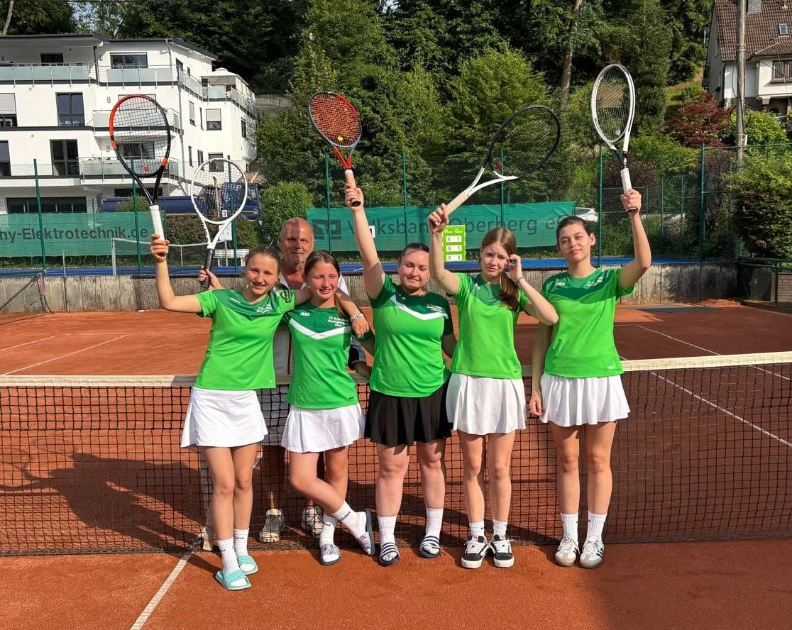 U15 steigt ungeschlagen in die 1. Kreisliga auf! Well Done?, unsere U15 Mädels steigen ungeschlagen in die 1. Kreisklasse auf???: Felicia Frantzen, Sofia Korotinski, * Emely Mao, Elisa Tscherkaschin, Lena Müllenschläder, Elisa Korotinski , *Anna Pieper, Anastasia Girjev, *Flora Pieper mit unserem Trainer Achim Schuld