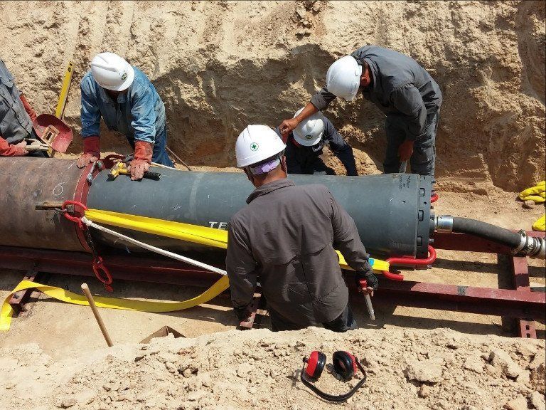 Battage de tube acier ouvert à l'horizontal avec un marteau pousse-tube TERRA-HAMMER