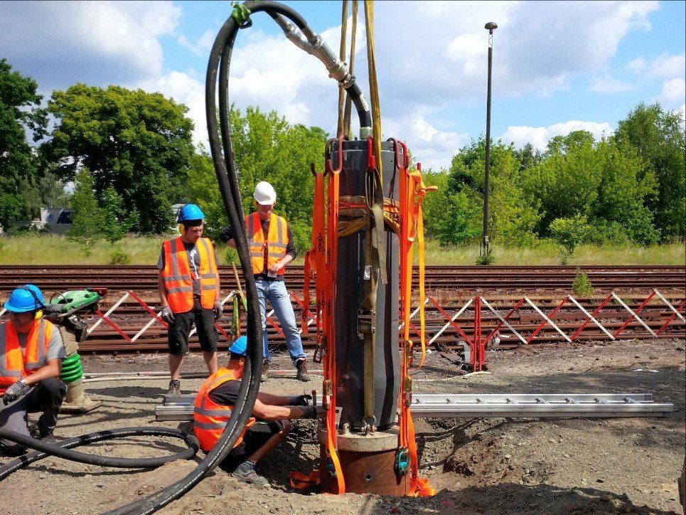 Battage de tube acier ouvert à la vertical avec un marteau pousse-tube TERRA-HAMMER